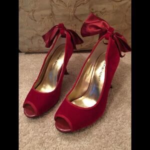 🦄😎❤️Newport News Size 5 1/2 High Heels Open Toe- Red